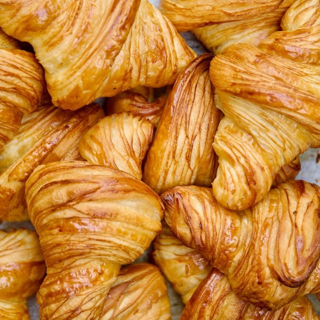 Croissants dorés tout juste sortis du four chez Maison Aracil