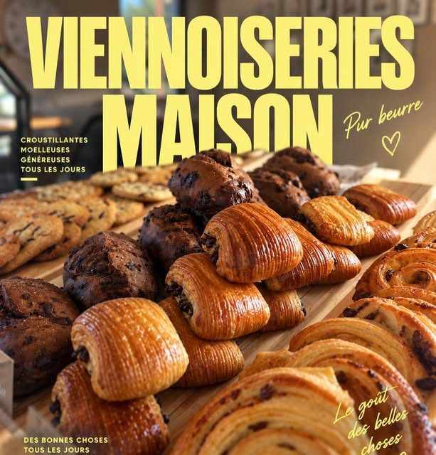 Étal de viennoiseries maison : pains au chocolat, cookies et chaussons